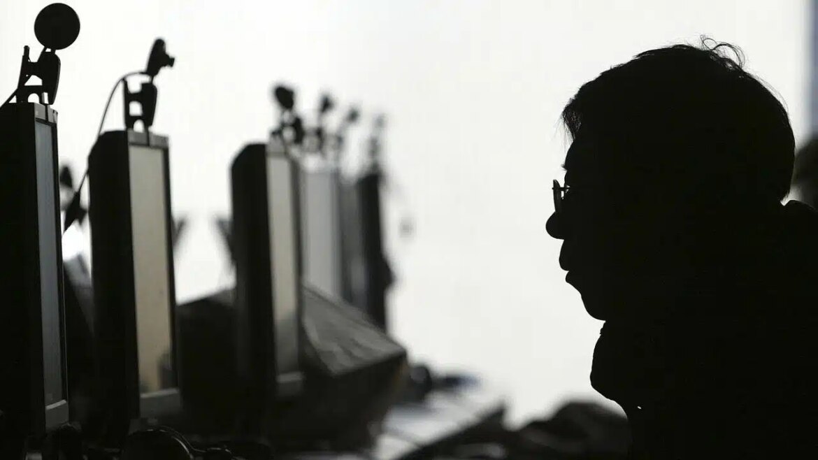 Регулятор хочет заставить использовать подконтрольный ему мессенджер. Конечно, за исключением избранных.
